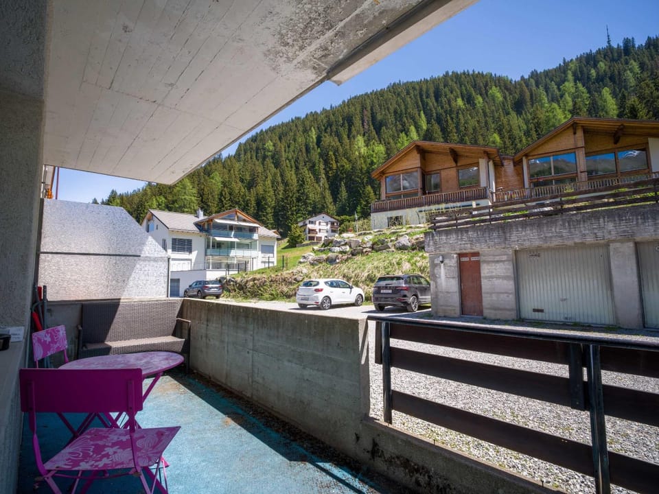 Bright 2BR Davos Apt with Parking and Balcony Apartment in Davos