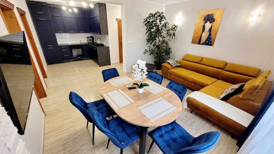 Kitchen or kitchenette, Living room, Seating area, Dining area