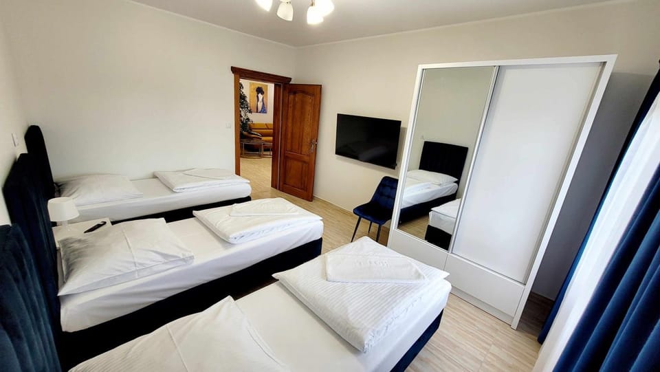 Bed, TV and multimedia, Photo of the whole room, Bedroom