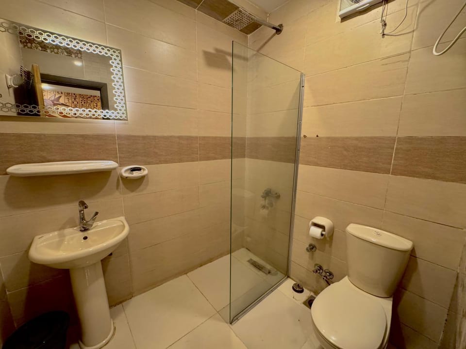 Shower, Toilet, Bathroom, bidet, towels