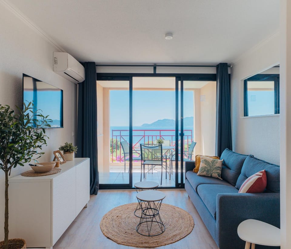 Stunning Sea View Apartment - Pool, Beach & AC Apartment in Cannes