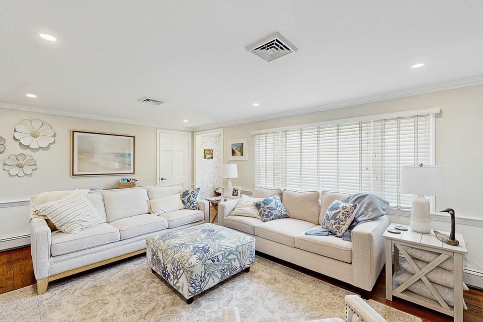 Mid-Cape Retreat Near Beaches & Nice Yard House in South Yarmouth