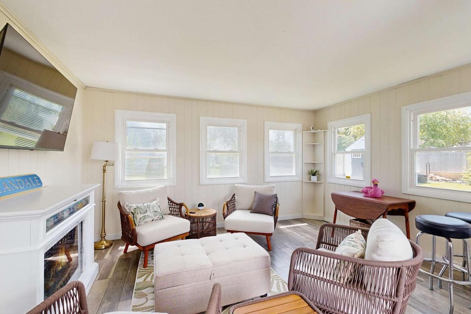Mid-Cape Retreat Near Beaches & Nice Yard House in South Yarmouth
