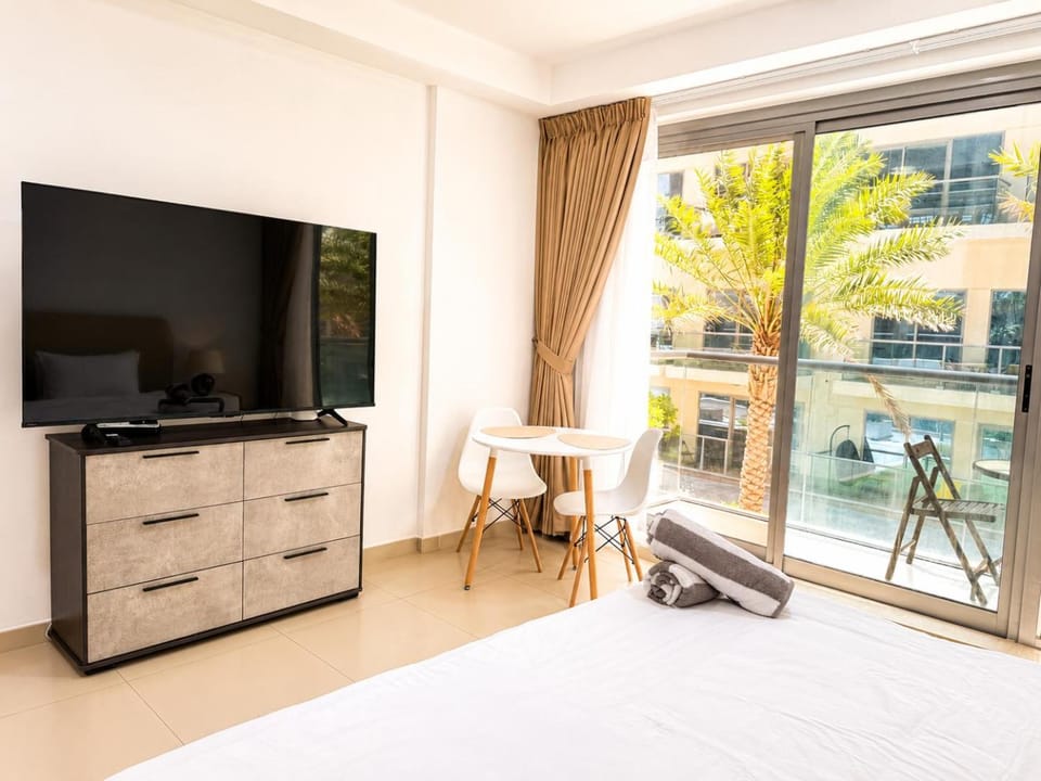 Bed, TV and multimedia, Bedroom
