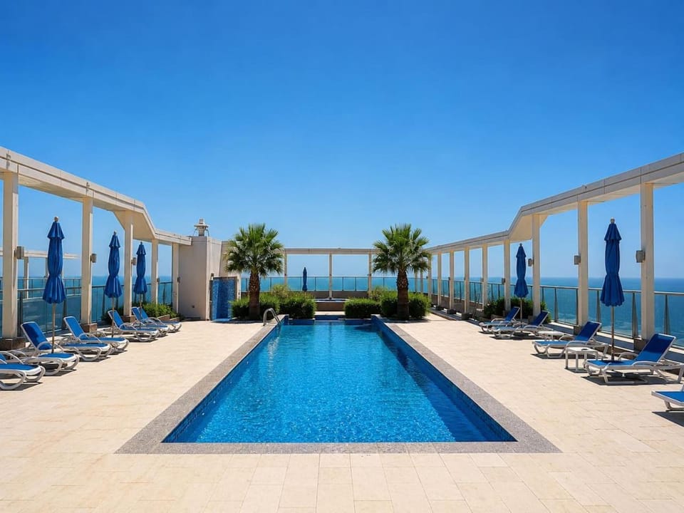 Day, Swimming pool, sunbed