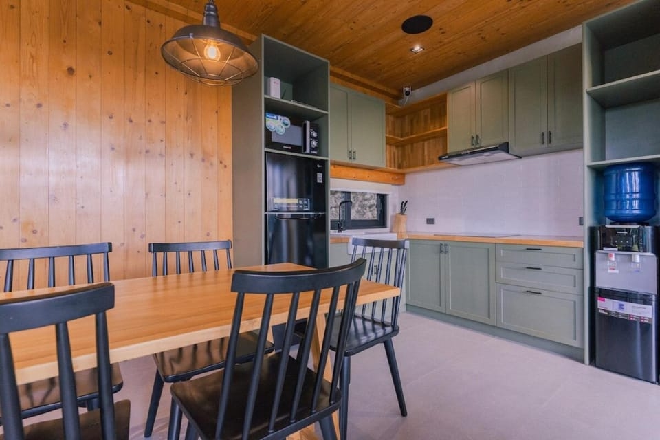 Kitchen or kitchenette, Dining area