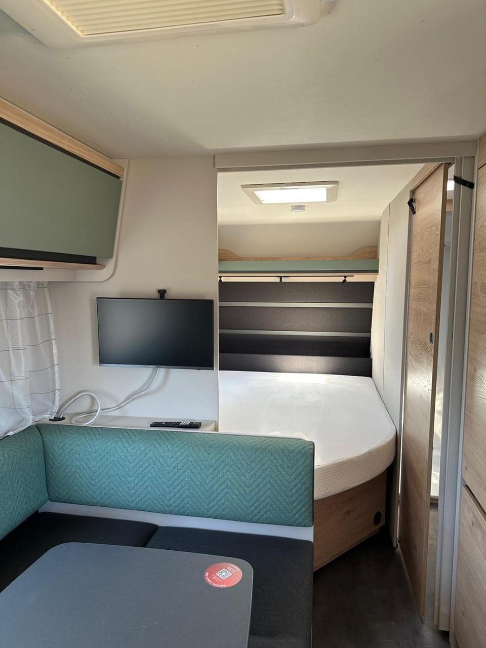 Bed, TV and multimedia, Living room, Photo of the whole room, Seating area, Bedroom, wardrobe