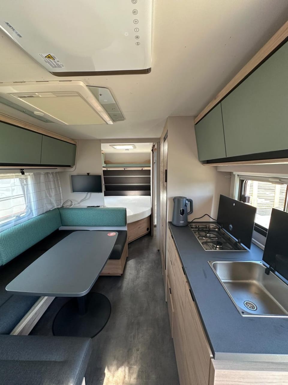 Bed, TV and multimedia, Kitchen or kitchenette, Living room, Photo of the whole room, Seating area, Dining area, Bedroom