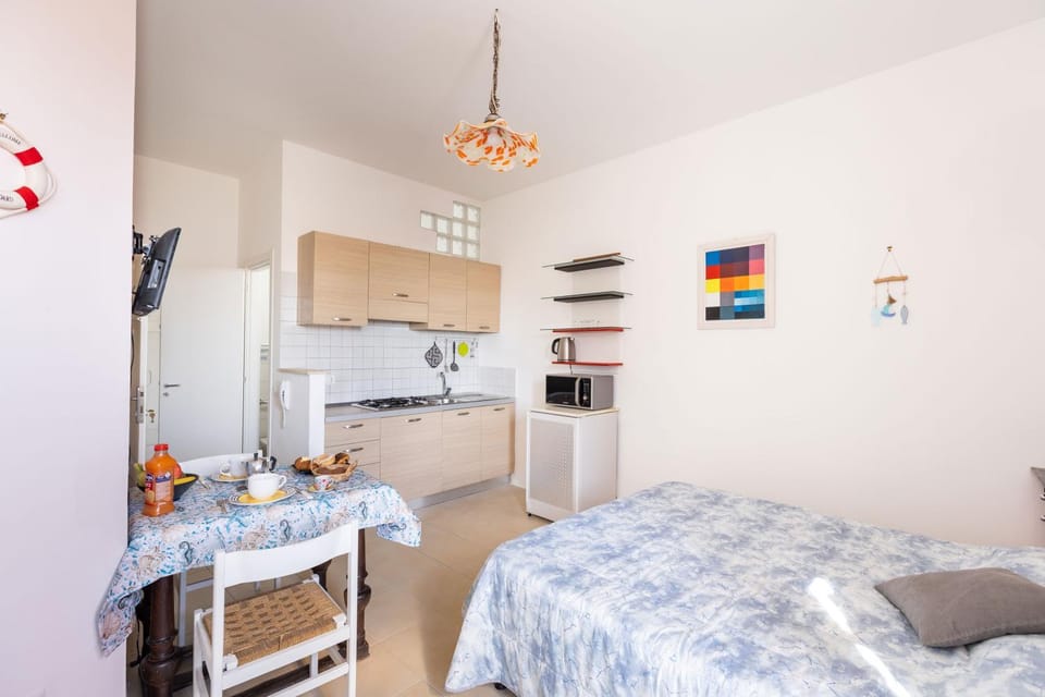 Kitchen or kitchenette, Dining area, Bedroom