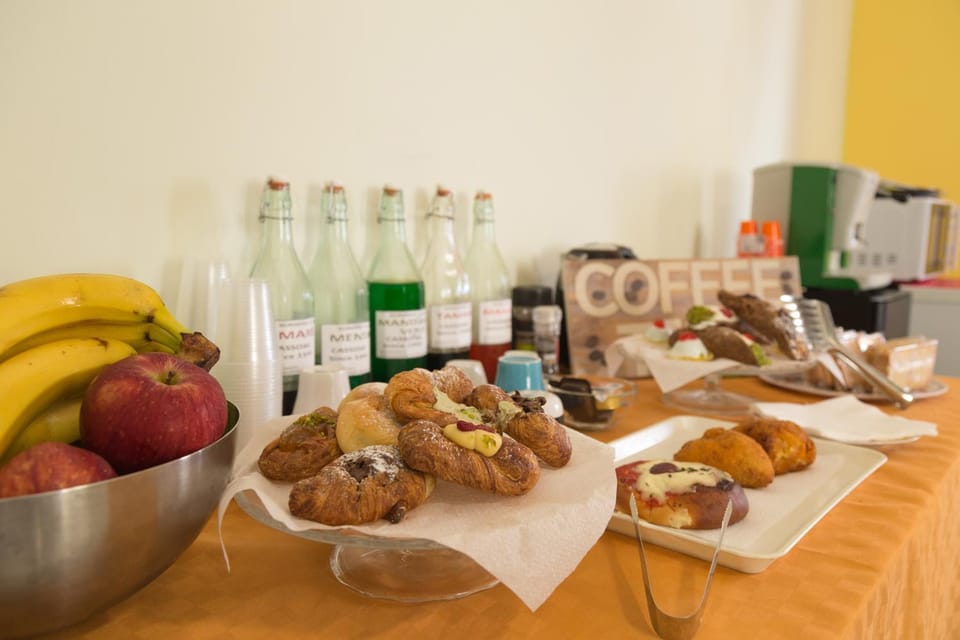 Lounge or bar, Breakfast