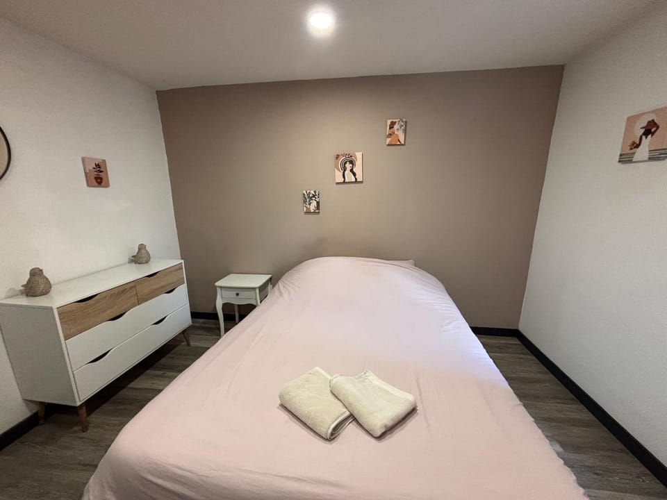 Photo of the whole room, Bedroom