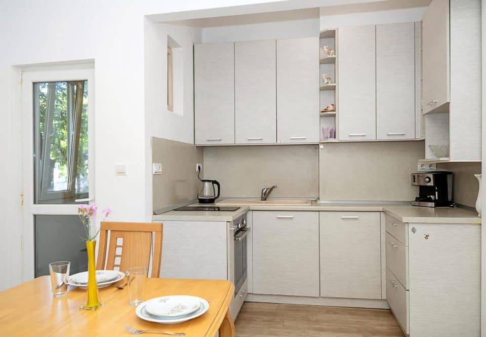 Coffee/tea facilities, Kitchen or kitchenette, Dining area, stove