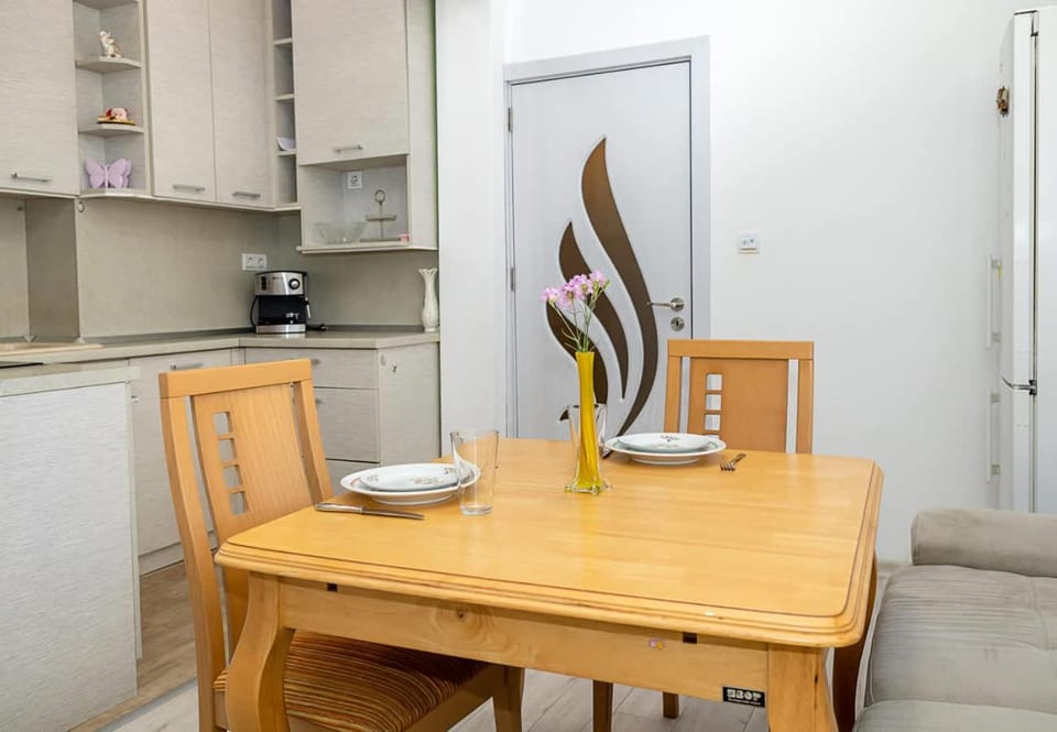 Kitchen or kitchenette, Living room, Seating area, Dining area