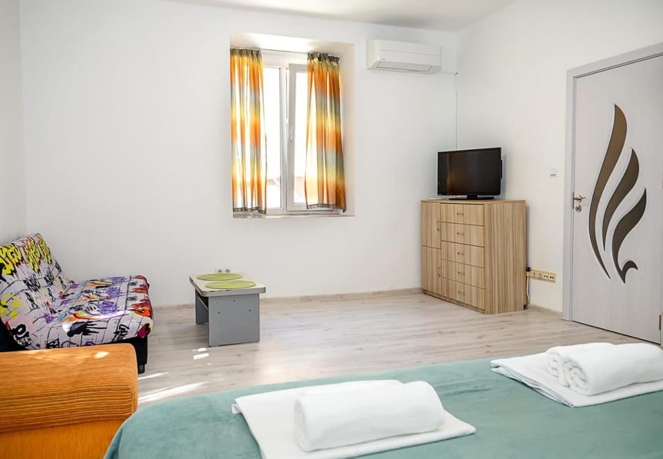 Bed, TV and multimedia, Seating area, Bedroom