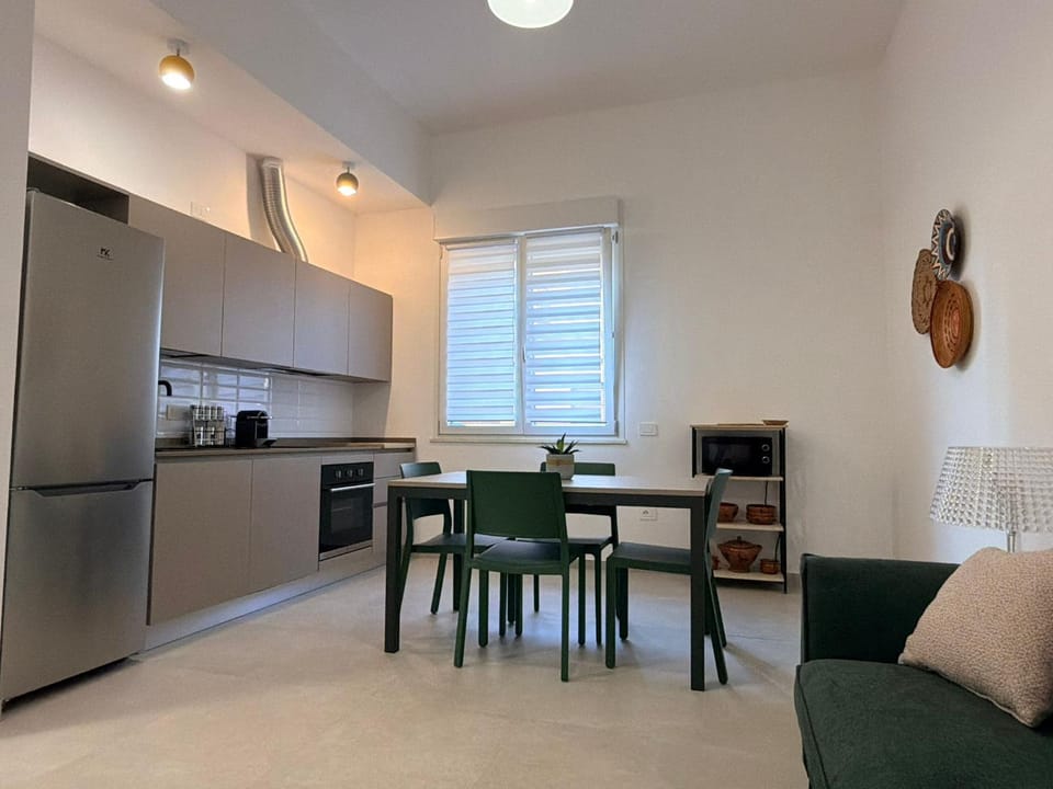 Kitchen or kitchenette, Seating area, Dining area