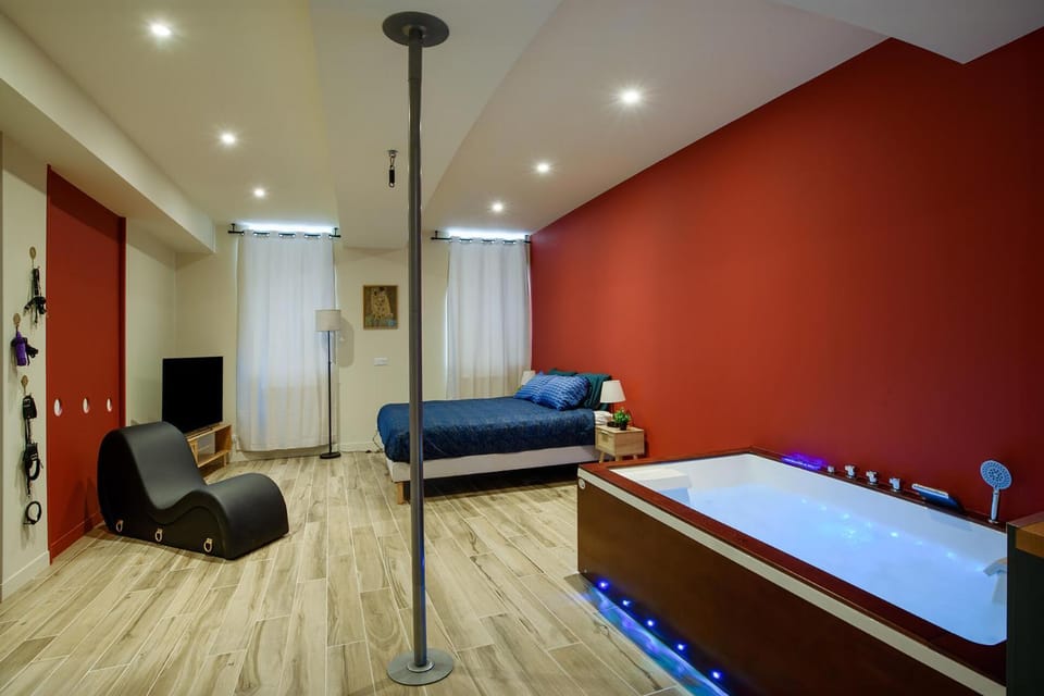 Communal lounge/ TV room, Hot Tub, Hot Tub, Photo of the whole room