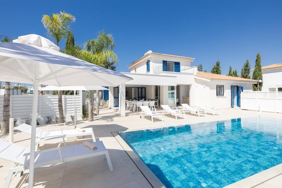 Property building, Day, Swimming pool, sunbed