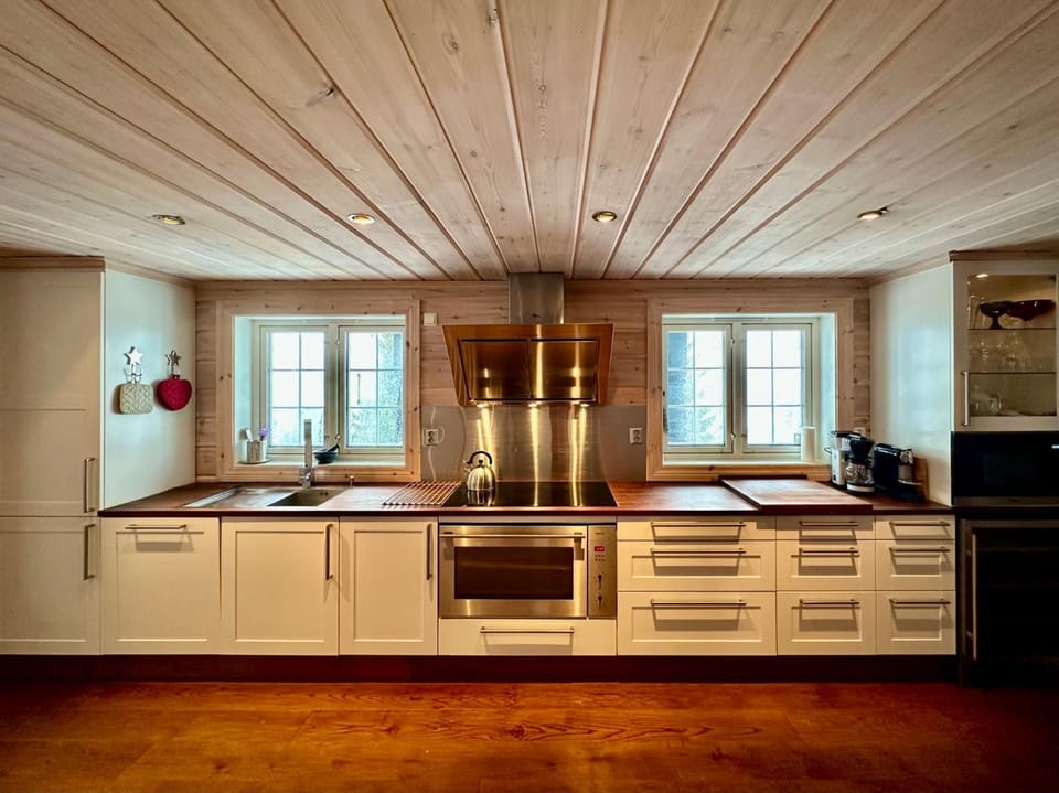 Coffee/tea facilities, microwave, oven, stove, stove, kitchen, kitchen