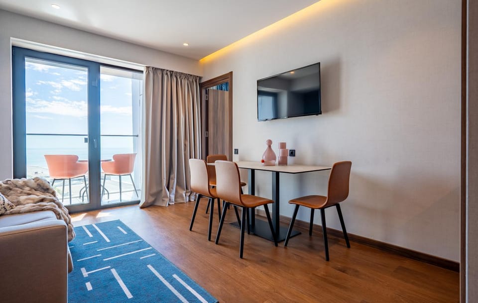 TV and multimedia, Balcony/Terrace, Living room, Seating area, Dining area