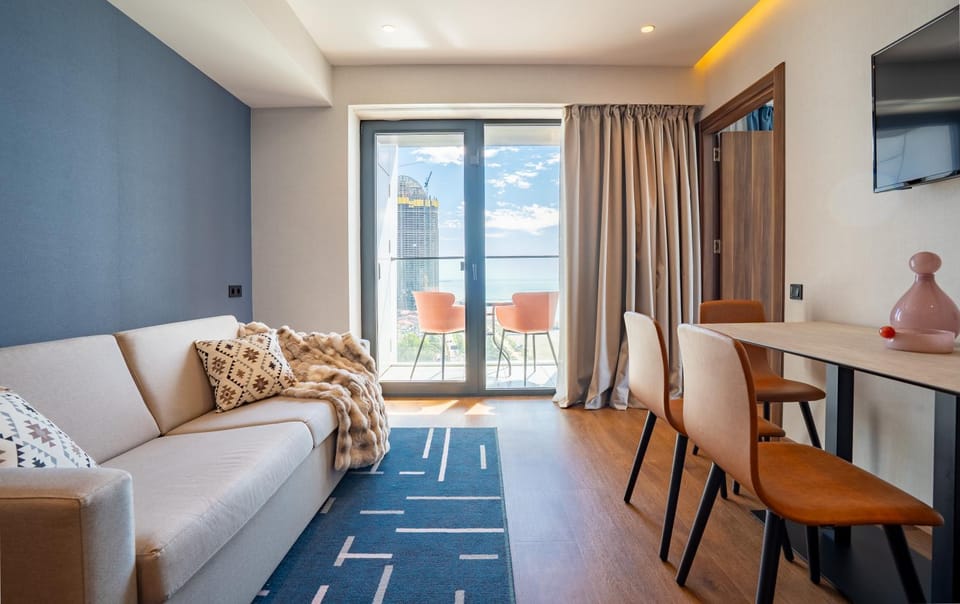 TV and multimedia, Living room, Seating area, Dining area