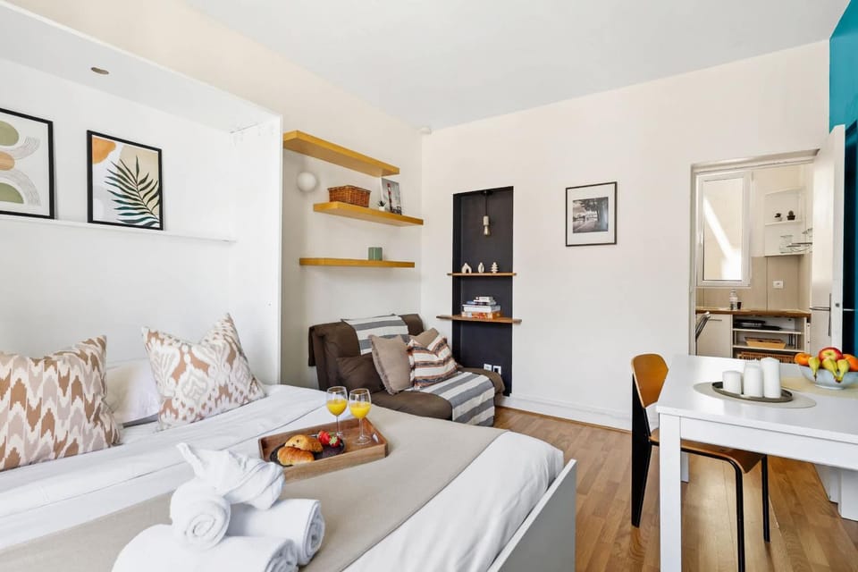 Bed, Kitchen or kitchenette, Living room, Food and drinks, Photo of the whole room, Seating area, Dining area, Food, towels