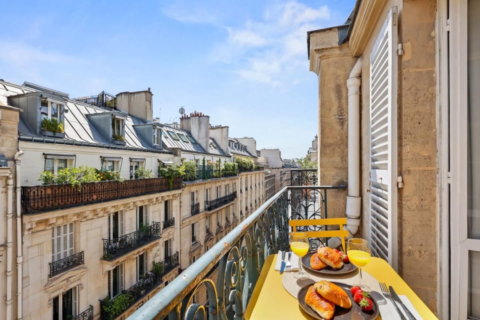 Property building, Day, View (from property/room), Balcony/Terrace, Food and drinks, Dining area, Food, City view