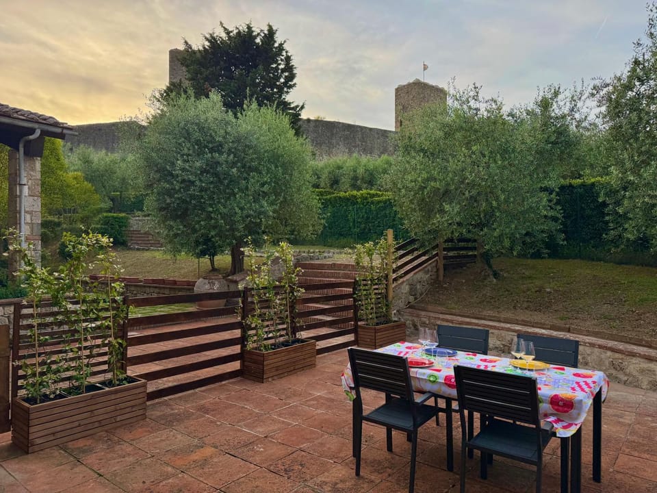 Patio, Nearby landmark, Garden, Garden, Dining area, Garden view