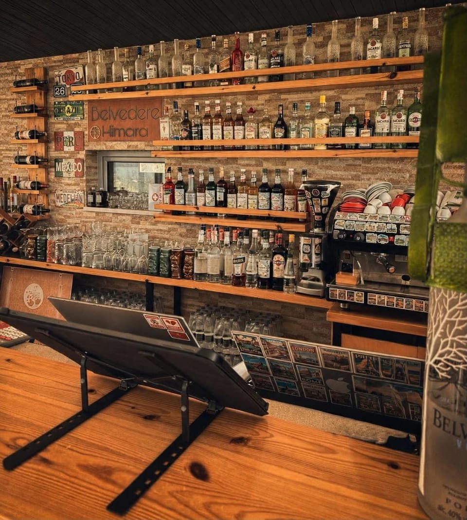 Lounge or bar, Food and drinks, Drinks