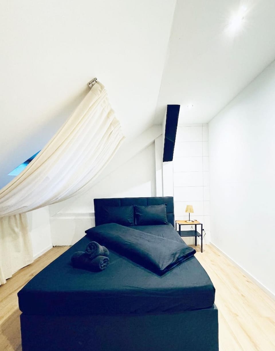 Bed, Seating area, Bedroom