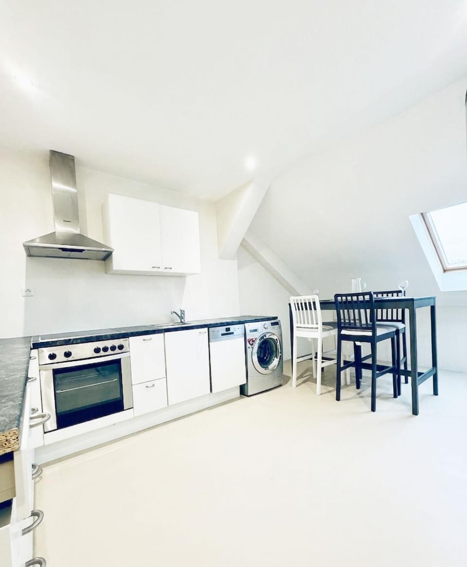 Kitchen or kitchenette, Dining area, stove