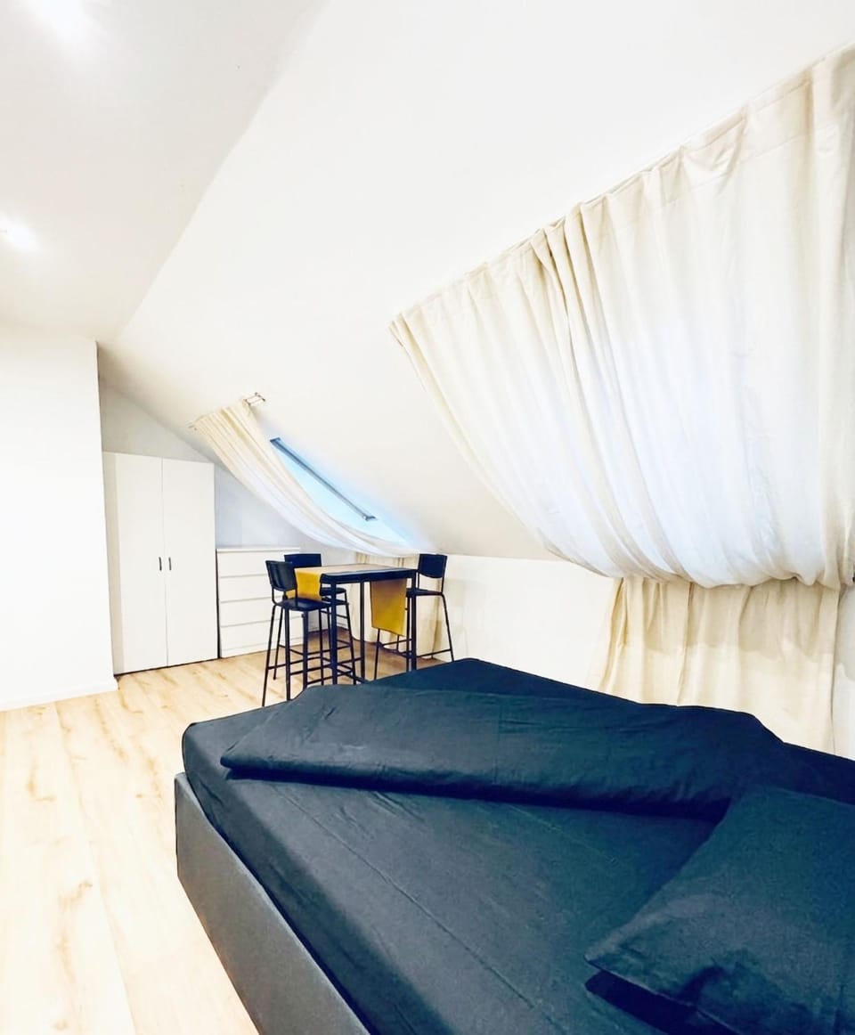 Bed, Seating area, Dining area, Bedroom