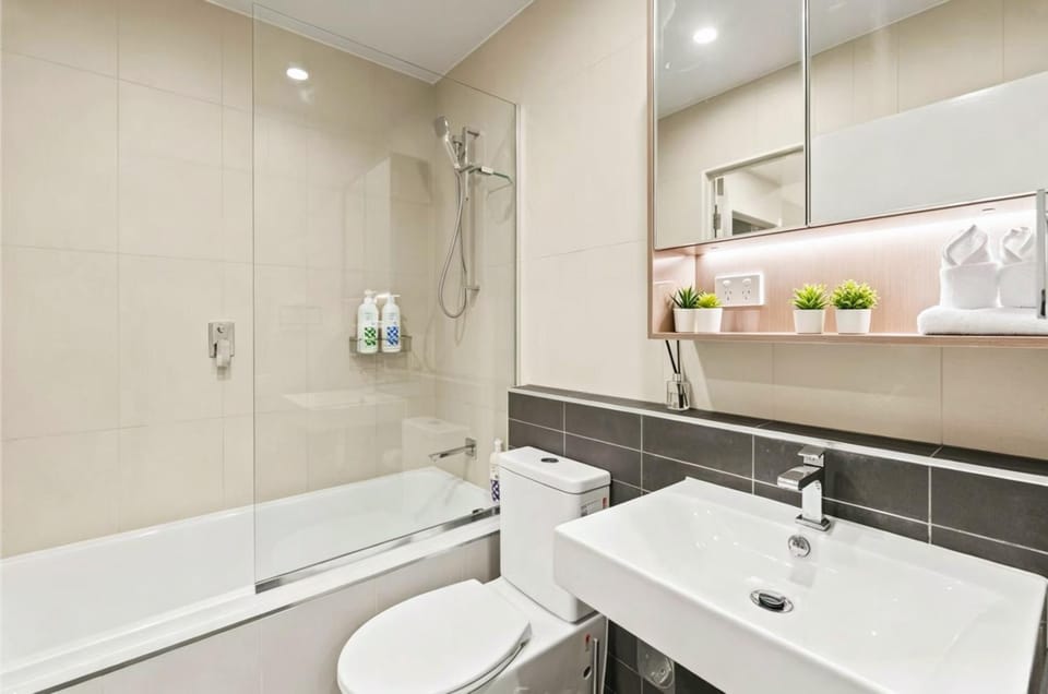 Two Private Ensuites Modern Brisbane Stay Apartment in Brisbane