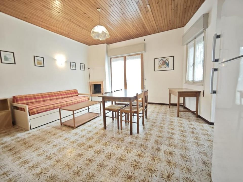 Restaurant/places to eat, Communal lounge/ TV room, Living room, Seating area, Dining area