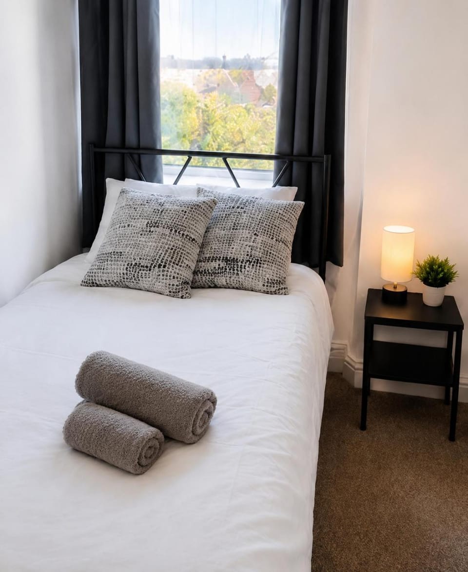 Contractors Sleeps 4, Students, Molineux, Sleeps 7 Family, Wolverhampton City Centre, Self Check-In Vacation rental in Wolverhampton