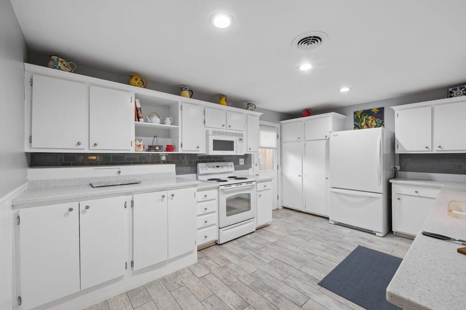 Kitchen or kitchenette, dishwasher, oven, stove