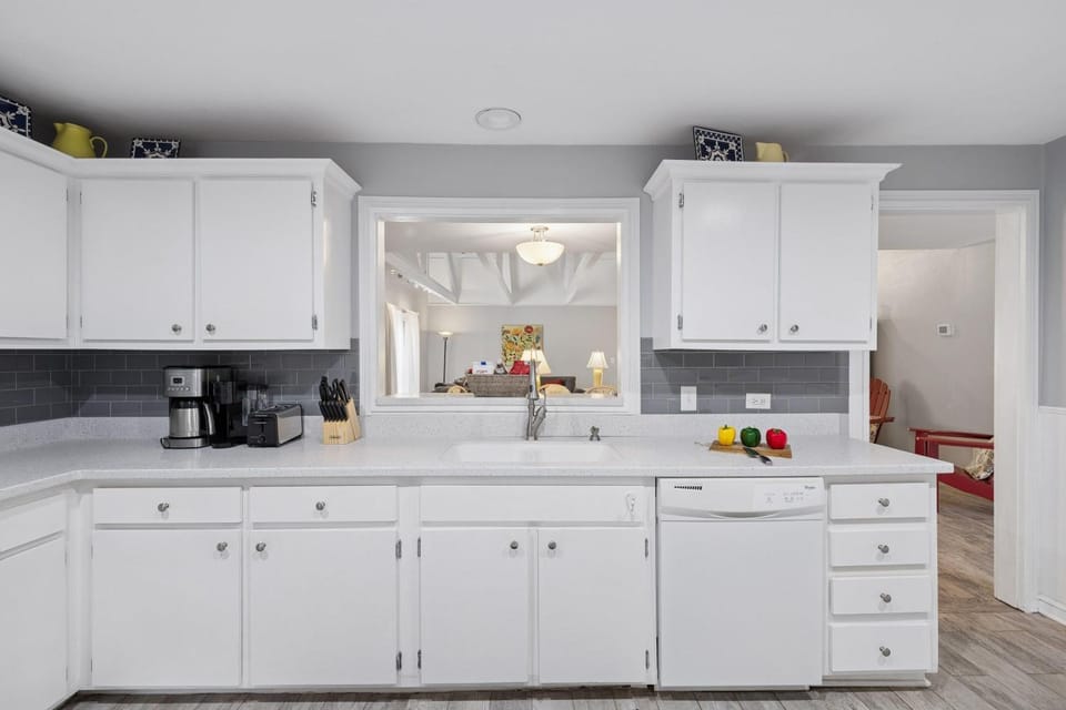 Kitchen or kitchenette, dishwasher, stove