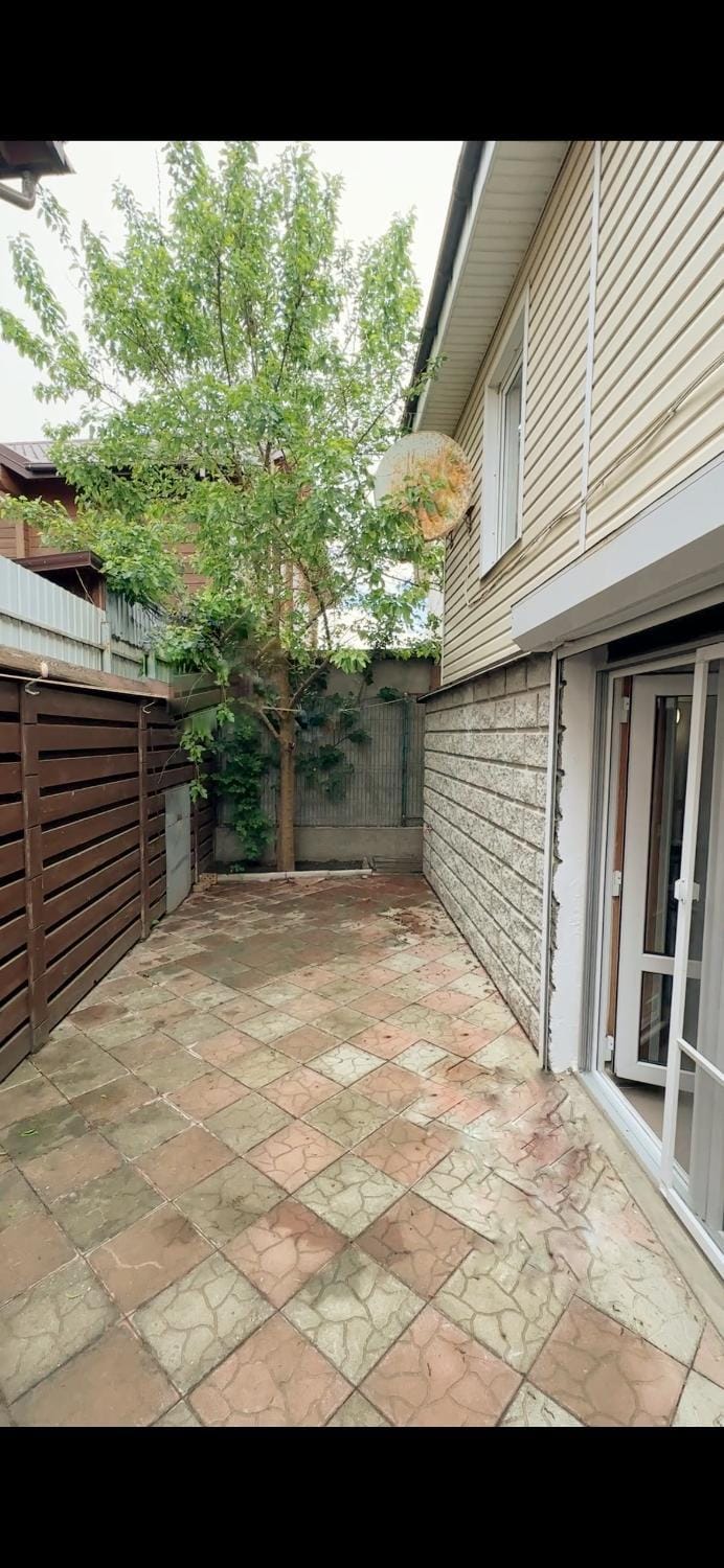 Property building, Patio, Day, Inner courtyard view