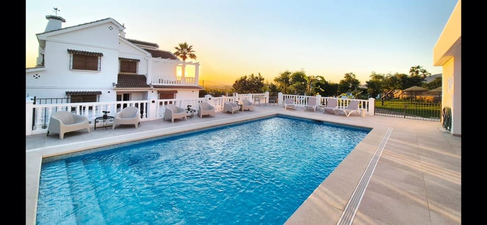 Tess Villa Ave del Paraiso Villa in Valle del Guadalhorce