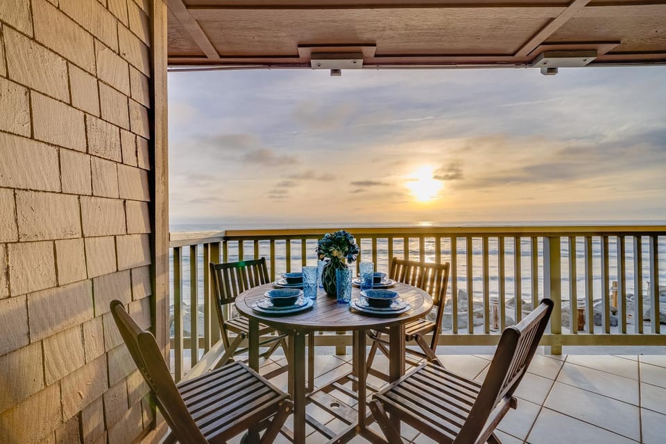 Oceanfront Oceanside Condo with Private Balcony & Monthly Stays Apartment in Oceanside