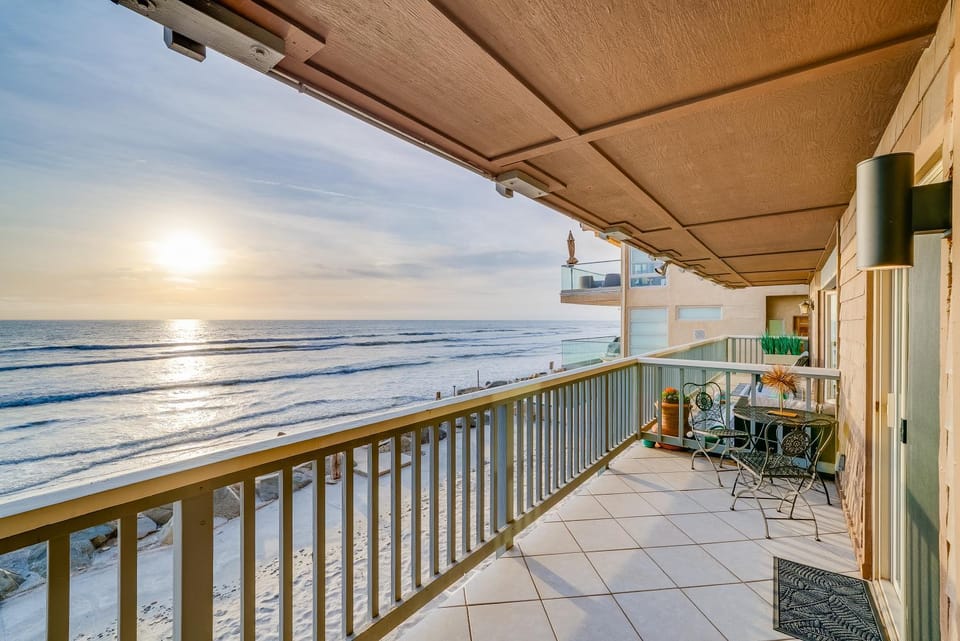 Oceanfront Oceanside Condo with Private Balcony & Monthly Stays Apartment in Oceanside
