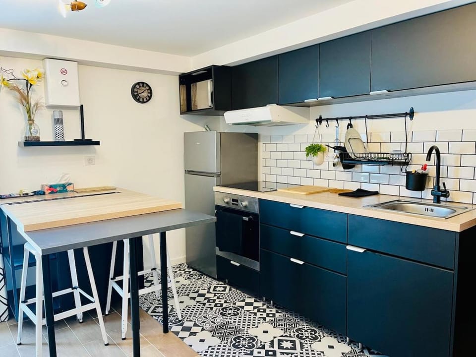 Grand studio moderne à 1,6km du marché Apartment in La Rochelle