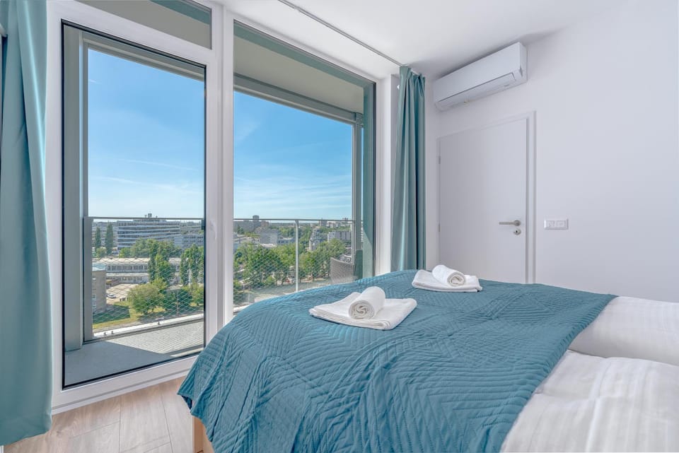 Bedroom, City view