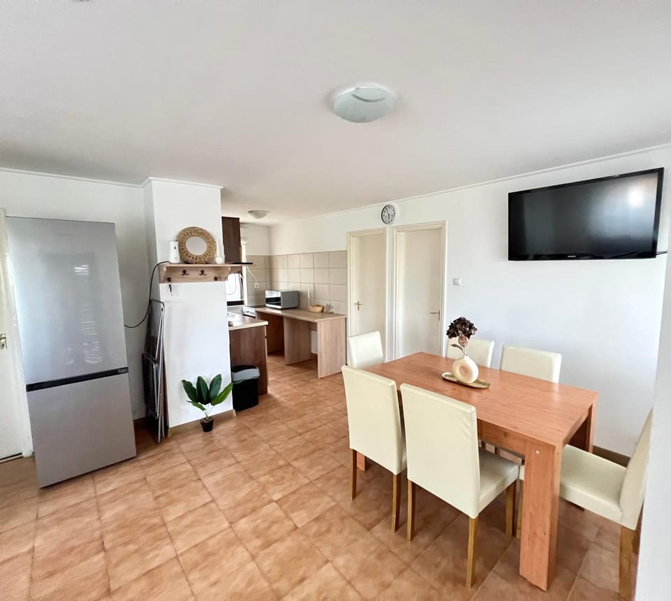 Communal lounge/ TV room, TV and multimedia, Kitchen or kitchenette, Dining area