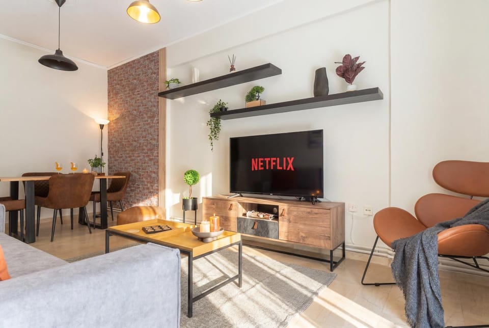 Communal lounge/ TV room, TV and multimedia, Living room, Dining area, air conditioner