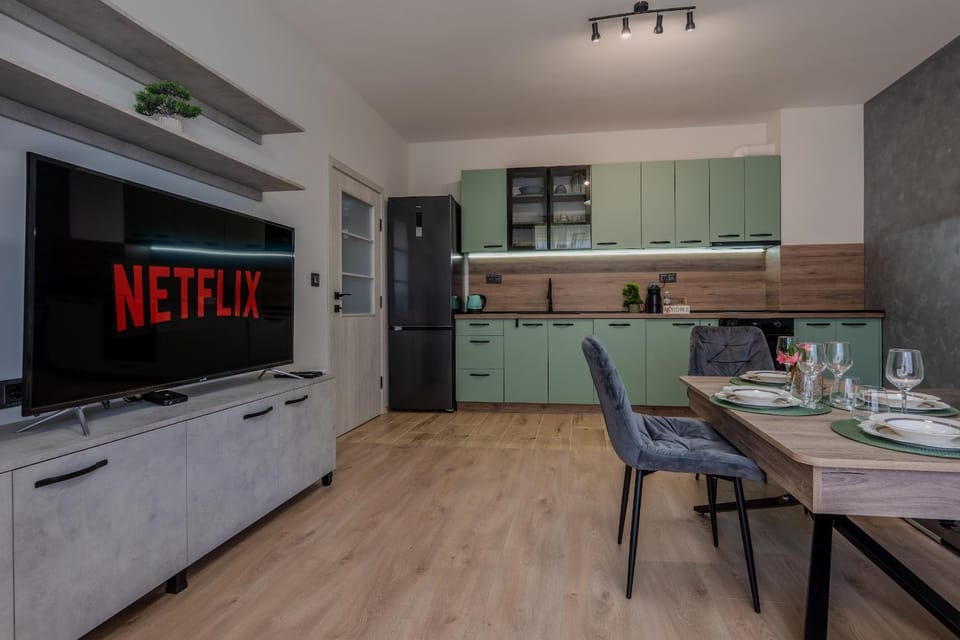 TV and multimedia, Kitchen or kitchenette, Dining area, kitchen
