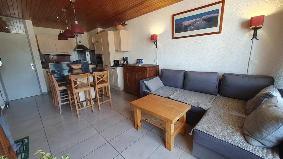 Kitchen or kitchenette, Living room, Seating area, Dining area