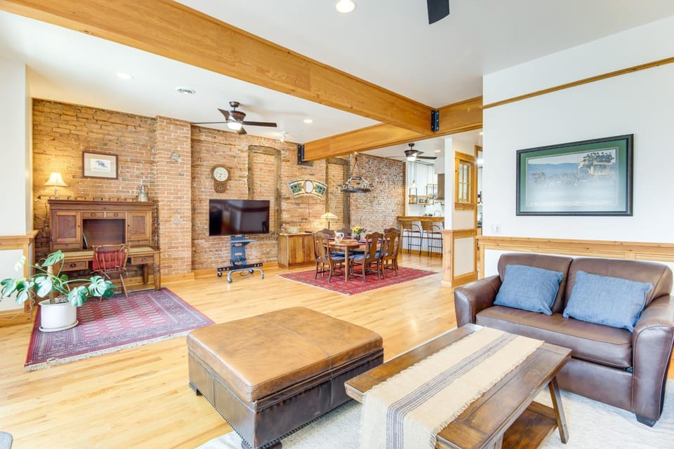 Stroll to Main St: Livingston Gem w/ Rooftop Deck Apartment in Livingston