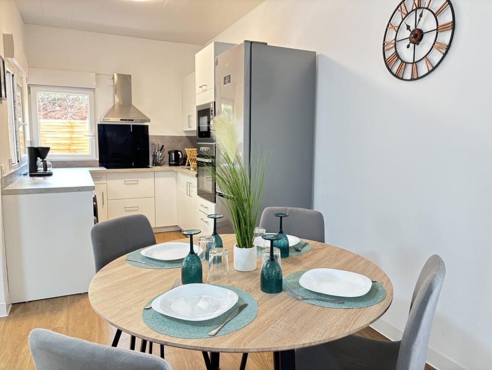 Coffee/tea facilities, Dining area, microwave, oven, stove, washing machine, kitchen