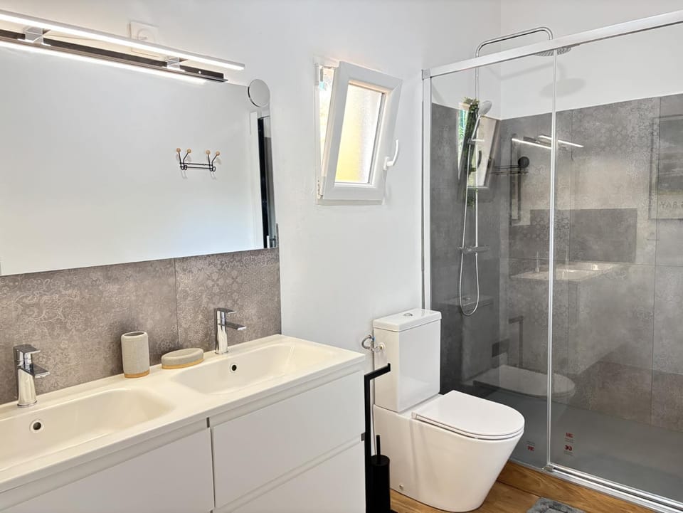 Shower, Toilet, Bathroom, hair dryier, towels