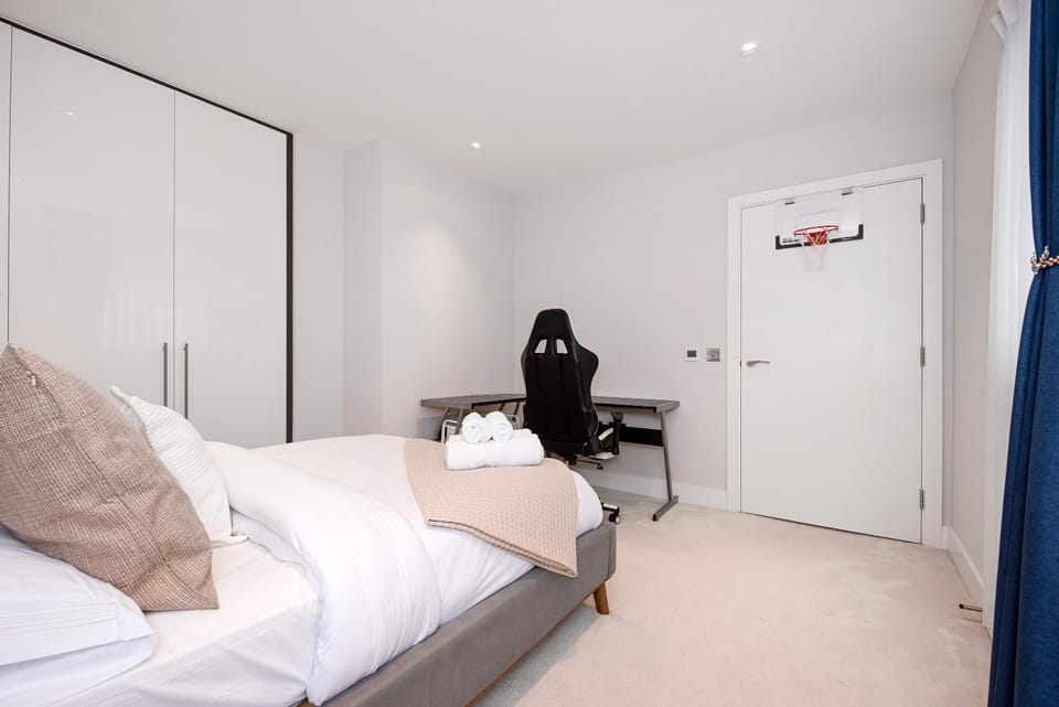 2 Bed House Battersea Power Station House in London